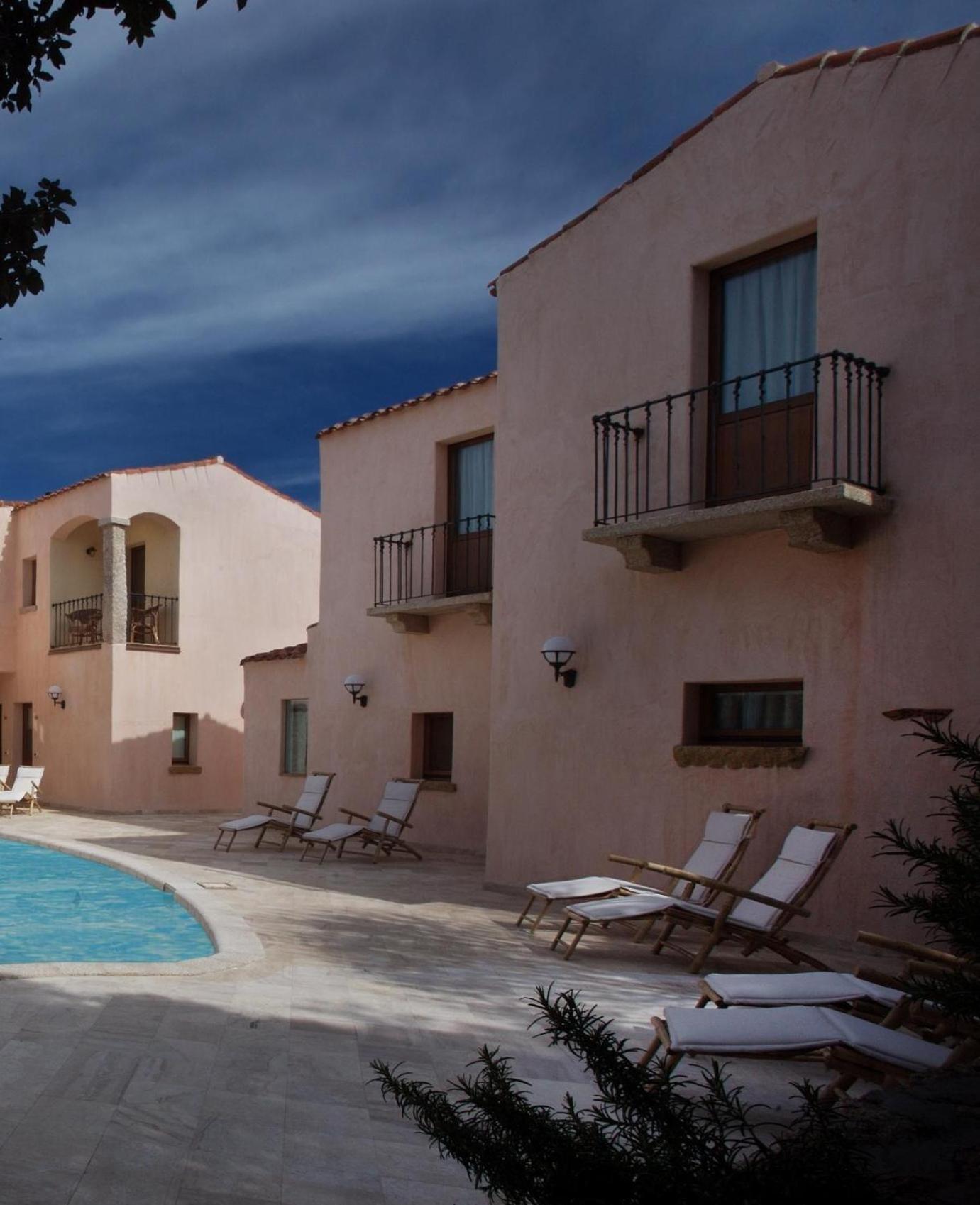 Hotel Arathena San Pantaleo Exterior foto