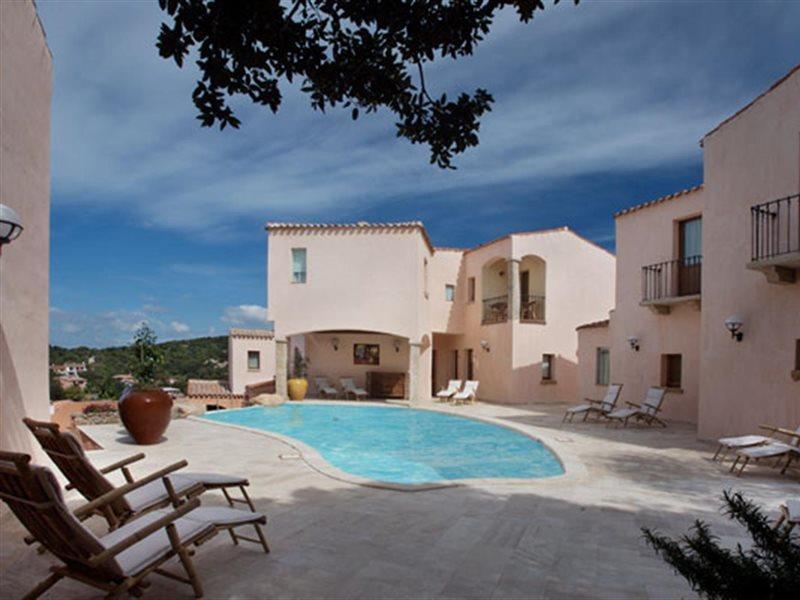 Hotel Arathena San Pantaleo Exterior foto