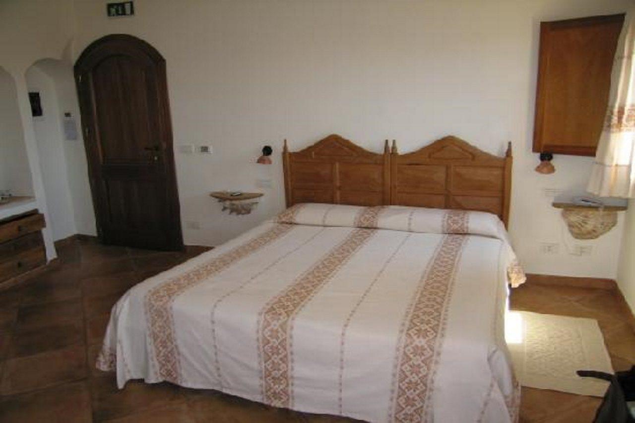 Hotel Arathena San Pantaleo Exterior foto